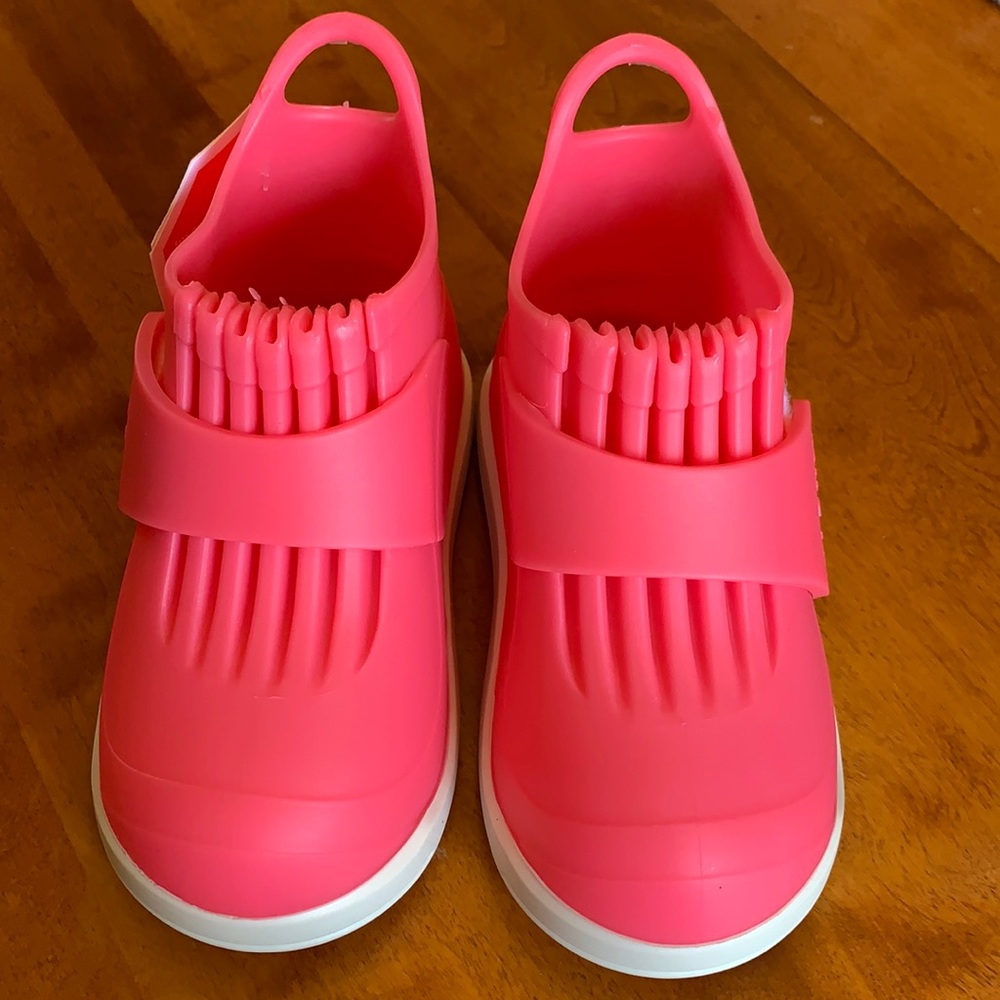 Brand New Butler Pink Passion Rockhopperd